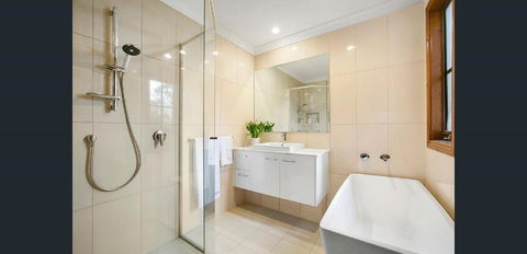 Floraison Red Hill - Sunshine Coast Guide 2