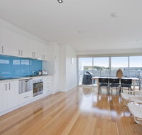 Four Kings Apartment - Deluxe 2br 3 - Sunshine Coast Guide