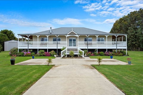 GALBRAITH BEACH STUDIO 1 - Sunshine Coast Guide 2