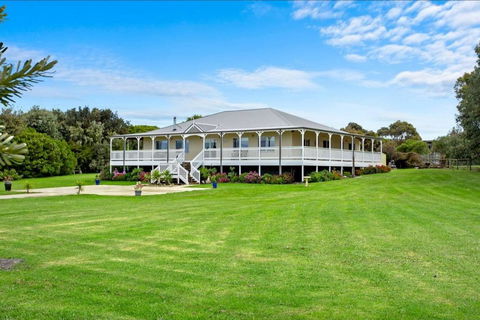 GALBRAITH BEACH STUDIO 2 - Sunshine Coast Guide 3