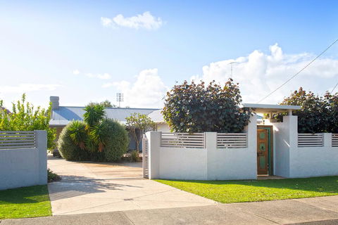 GIFFORD HOUSE - Sunshine Coast Guide 1