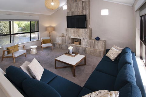 GIFFORD HOUSE - Sunshine Coast Guide 2