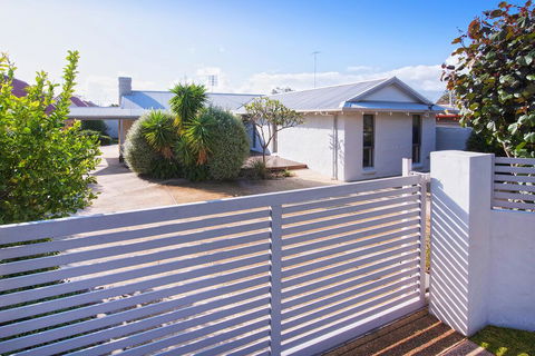 GIFFORD HOUSE - Sunshine Coast Guide 0