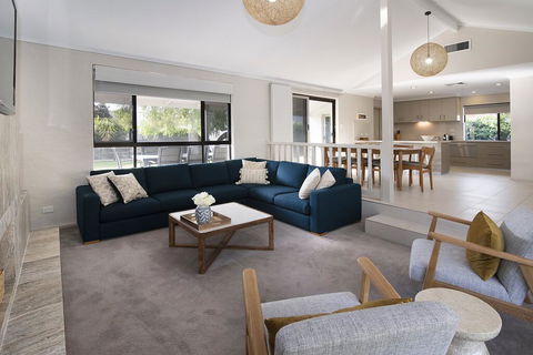 GIFFORD HOUSE - Sunshine Coast Guide 3