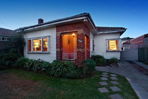 GIRLS ONLY. Large Bedroom With KING Bed, Close To Everything - Sunshine Coast Guide 2