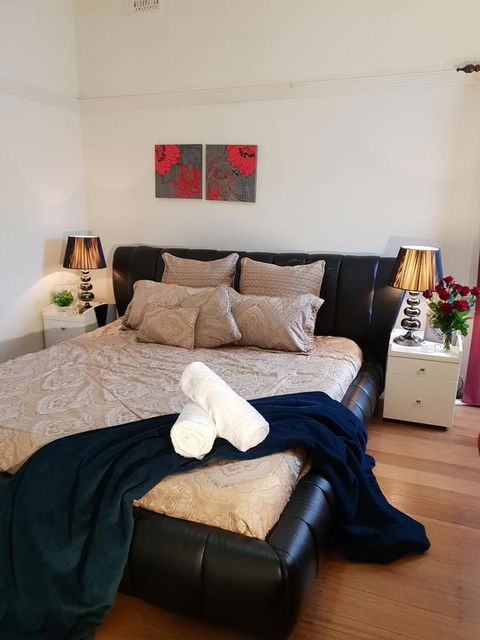 GIRLS ONLY. Large Bedroom With KING Bed, Close To Everything - Sunshine Coast Guide 0