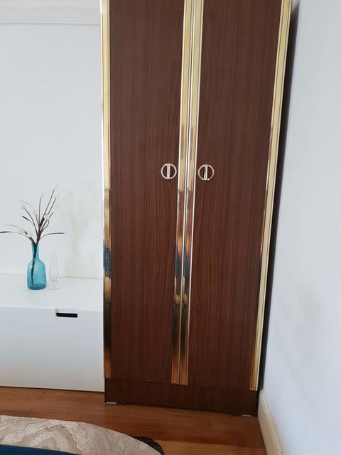 GIRLS ONLY. Large Bedroom With KING Bed, Close To Everything - Sunshine Coast Guide 1