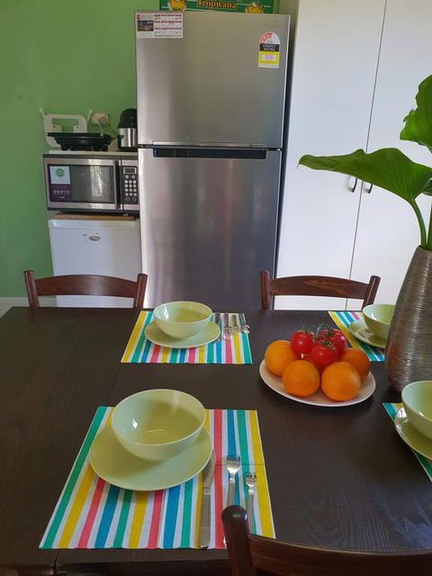 GIRLS ONLY. Large Bedroom With KING Bed, Close To Everything - Sunshine Coast Guide 3