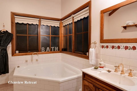 Glenview Retreat Luxury Accommodation - Sunshine Coast Guide 2