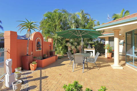 Golden Cane Bed & Breakfast - Sunshine Coast Guide 0