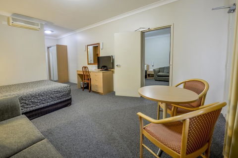 Golden Guitar Motor Inn - Sunshine Coast Guide 0