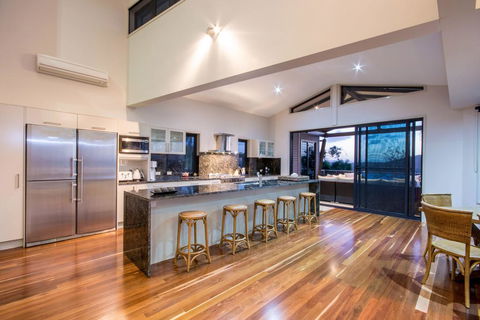 GRAND LUXURY MANSION WITH POOL, 2 BUGGIES AND FABULOUS OCEAN VIEWS - Sunshine Coast Guide 3