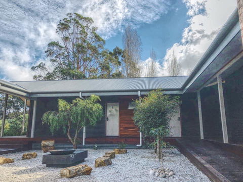 GRAPE JUICE STUDIOs 4km To Town And Surfers Point - Sunshine Coast Guide 0