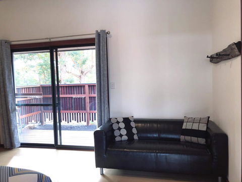 GRAPE JUICE STUDIOs 4km To Town And Surfers Point - Sunshine Coast Guide 1