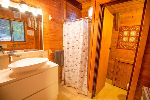 Green Leaves Cabin - Sunshine Coast Guide 1