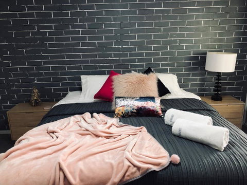 Grey Brick Apartment - Sunshine Coast Guide 1