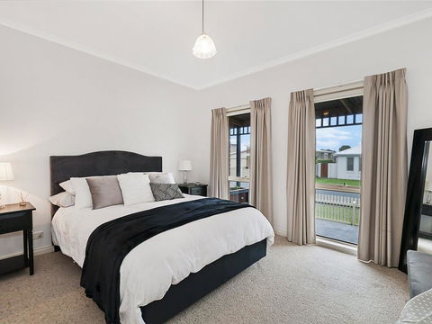 GUILDFORD COTTAGE - Sunshine Coast Guide 0