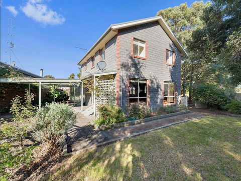 GUMS & ROSES - Family Home In The Heart Of Town. - Sunshine Coast Guide 1