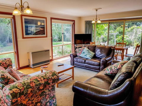 GUMS & ROSES - Family Home In The Heart Of Town. - Sunshine Coast Guide 0