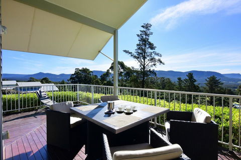 Hillcrest - Spectacular Views! - Sunshine Coast Guide 0
