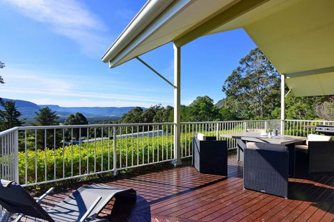 Hillcrest - Spectacular Views! - Sunshine Coast Guide 1