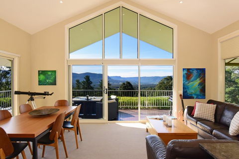 Hillcrest - Spectacular Views! - Sunshine Coast Guide 2
