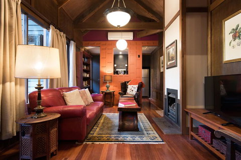 Hills End Camellia - Sunshine Coast Guide 2