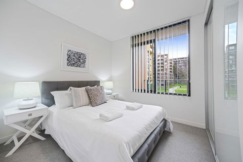 HomeHotel Walking Distance To Train And Westfield. - Sunshine Coast Guide 2
