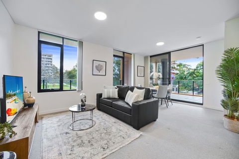 HomeHotel Walking Distance To Train And Westfield. - Sunshine Coast Guide 0