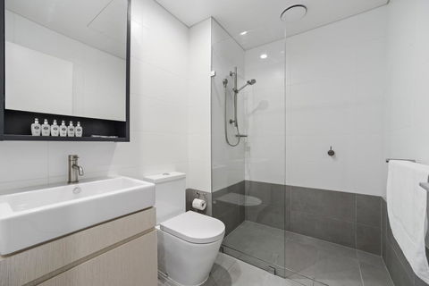 HomeHotel Walking Distance To Train And Westfield. - Sunshine Coast Guide 3