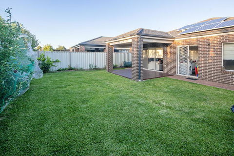 Homely Getaways In Central Pakenham - Pet Friendly - Sunshine Coast Guide 0