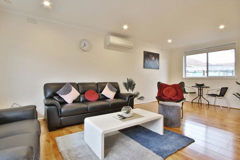 Ivy Units Glen Waverley - Sunshine Coast Guide 2