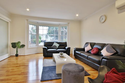 Ivy Units Glen Waverley - Sunshine Coast Guide 3