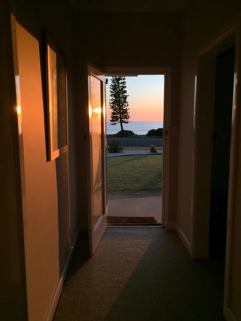 Jewel Of The South Beachside Holiday Rental - Sunshine Coast Guide 2