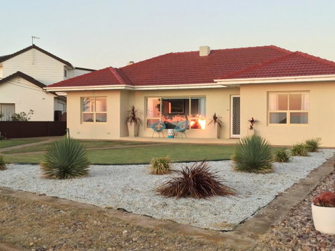 Jewel Of The South Beachside Holiday Rental - Sunshine Coast Guide 0