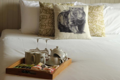 Jindy Inn - Sunshine Coast Guide 0