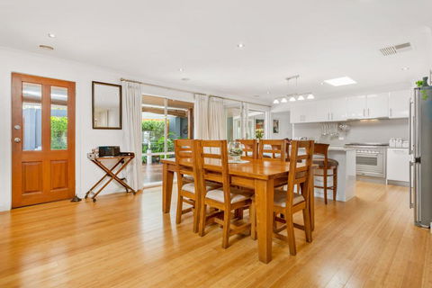 KARINYA - MORNINGTON - Sunshine Coast Guide 2