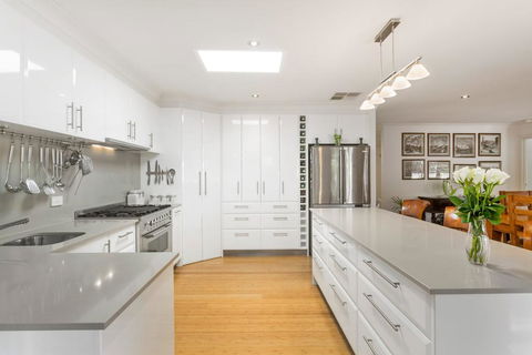 KARINYA - MORNINGTON - Sunshine Coast Guide 1