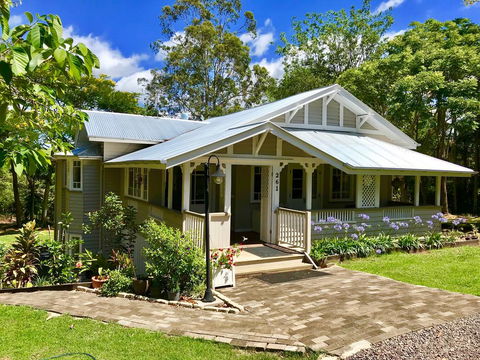 Keillor Lodge - Sunshine Coast Guide 0