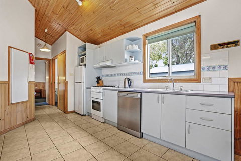 Kendalls Beach Holiday Park - Sunshine Coast Guide 2