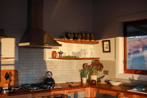 Kestrel Nest EcoHut - Sunshine Coast Guide 1