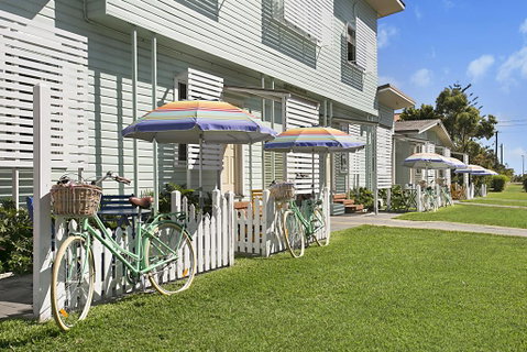 La Costa Beachside Motel - Sunshine Coast Guide 0