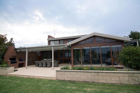 Lake House 61 Mulwala - Sunshine Coast Guide 3