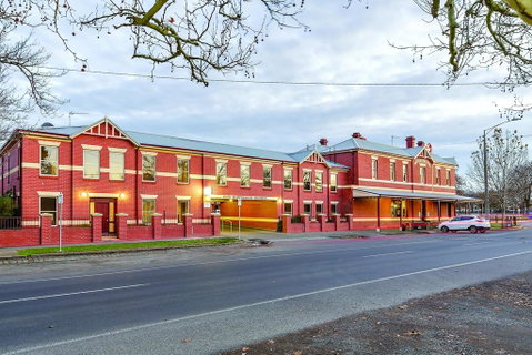 Lake Inn - Ballarat - Sunshine Coast Guide 0