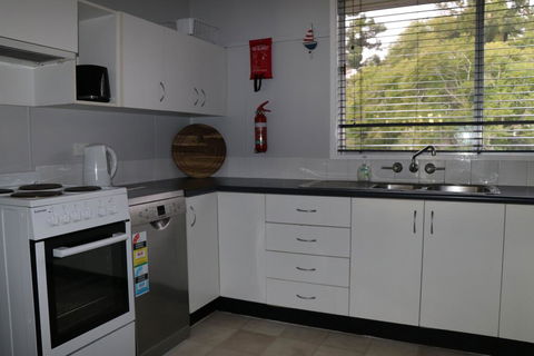 Lakes Edge Cottage - Sunshine Coast Guide 2
