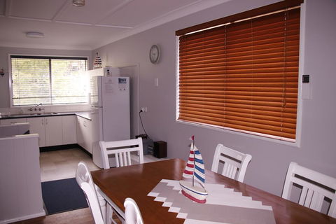 Lakes Edge Cottage - Sunshine Coast Guide 3