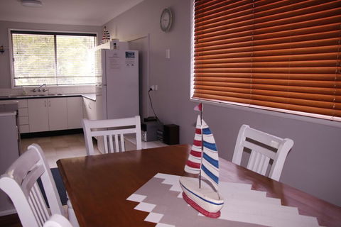 Lakes Edge Cottage - Sunshine Coast Guide 1