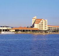 Lakes Hotel - Sunshine Coast Guide