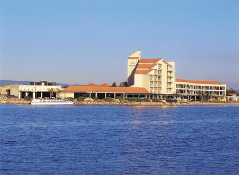 Lakes Hotel - Sunshine Coast Guide 0