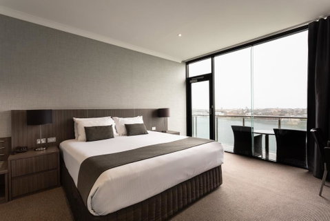 Lakes Hotel - Sunshine Coast Guide 2